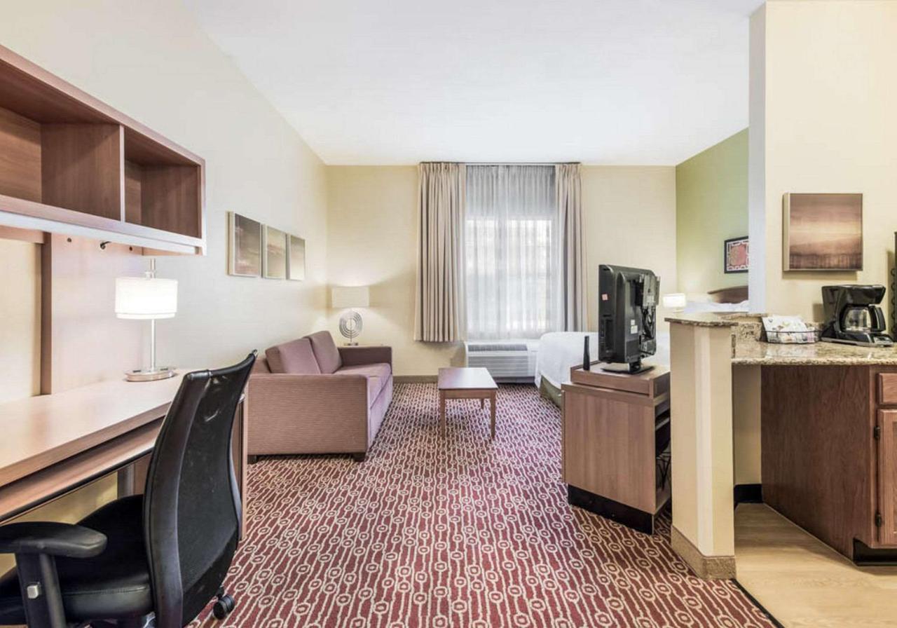 Birch Hills Suites - Блу Аш Екстериор снимка