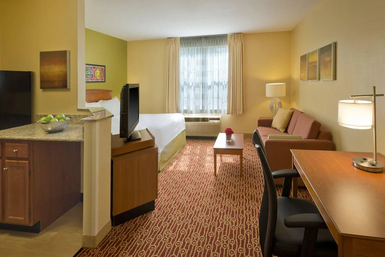 Birch Hills Suites - Блу Аш Екстериор снимка